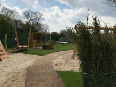 Weg über den Spielplatz